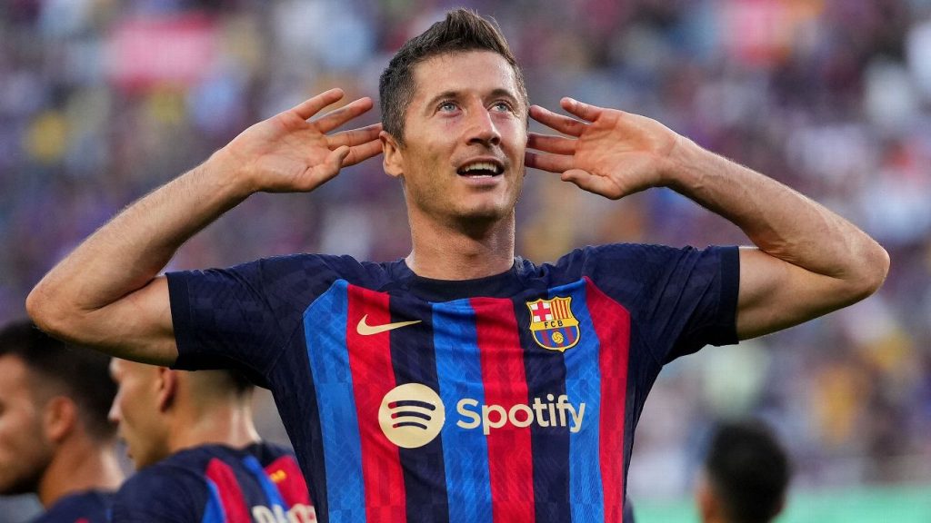Robert Lewandowski mẫu tiền đạo hàng đầu thế giới Robert Lewandowski mẫu tiền đạo hàng đầu thế giới