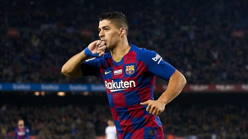 Suarez là cái tên trong 2 trận đấu ghi được 4 bàn thắng liên tiếp
