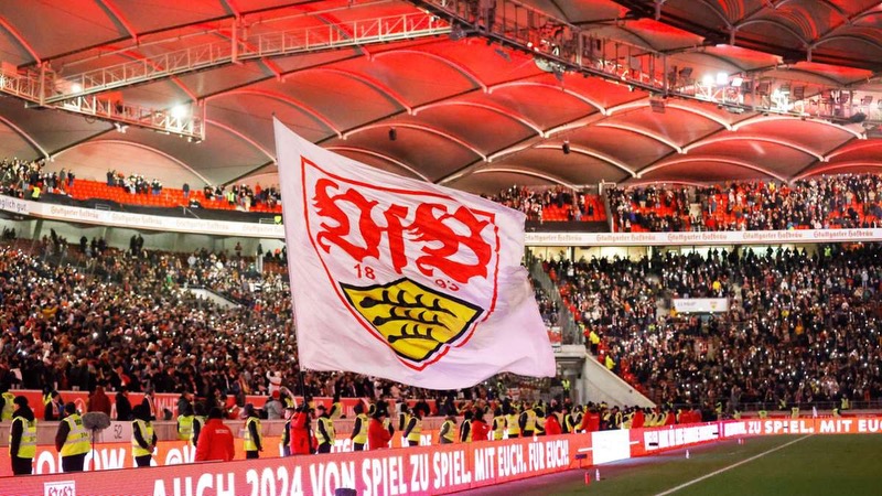 Câu lạc bộ VfB Stuttgart gắn liền với hãng xe danh tiếng Mercedes Câu lạc bộ VfB Stuttgart gắn liền với hãng xe danh tiếng Mercedes
