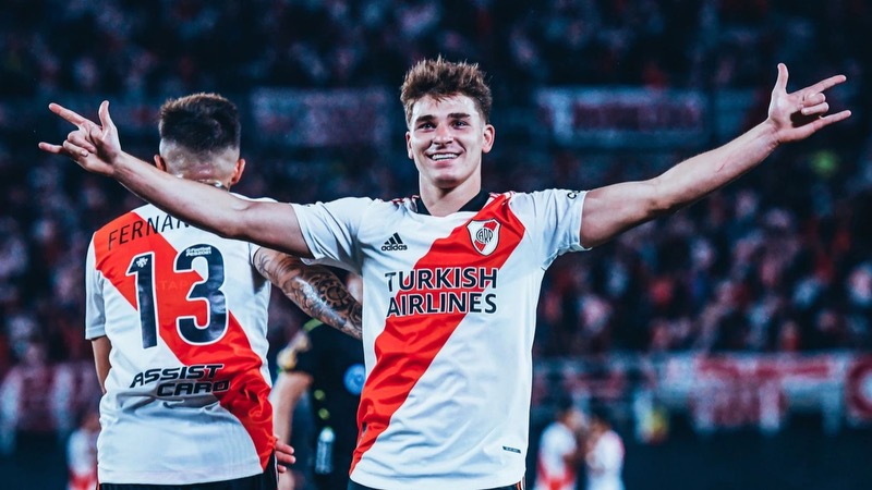 Chơi bóng với câu lạc bộ hàng đầu Argentina trong thời gian đầu Chơi bóng với câu lạc bộ hàng đầu Argentina trong thời gian đầu