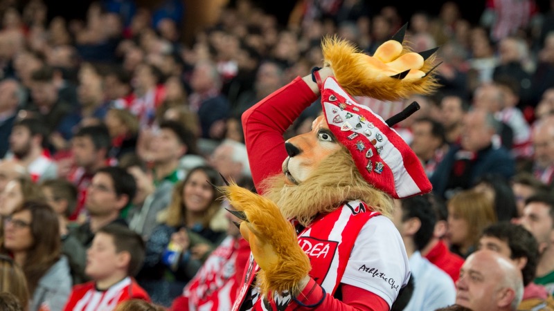 Câu lạc bộ Athletic Bilbao gắn liền với hình ảnh một chú sư tử dũng mãnh Câu lạc bộ Athletic Bilbao gắn liền với hình ảnh một chú sư tử dũng mãnh