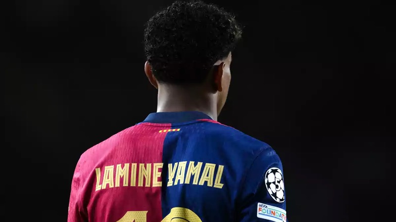 Lamine Yamal sẽ là cái tên tiếp nối số áo vĩ đại này